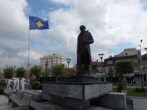 Statua di Rugova, Prishtina